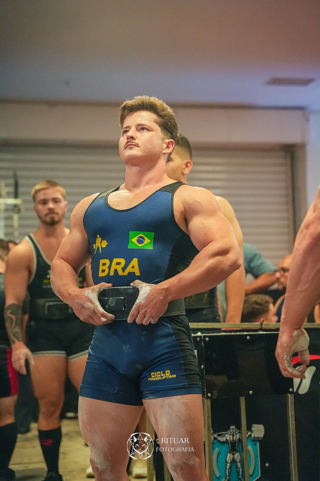 Ponin pose confiante após deadlift